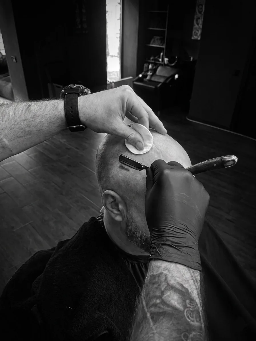 Гоління небезпечною бритвою — ALED Barbershop, Київ